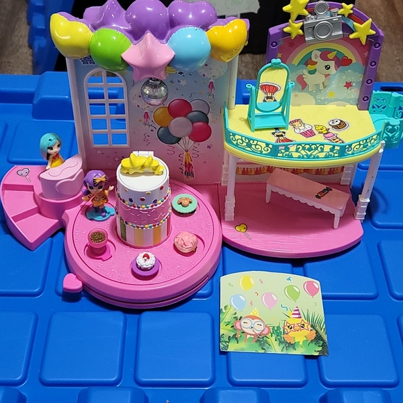 Kids figurine toys and play set poly pocket like but bigger like new - Picture 1 of 4